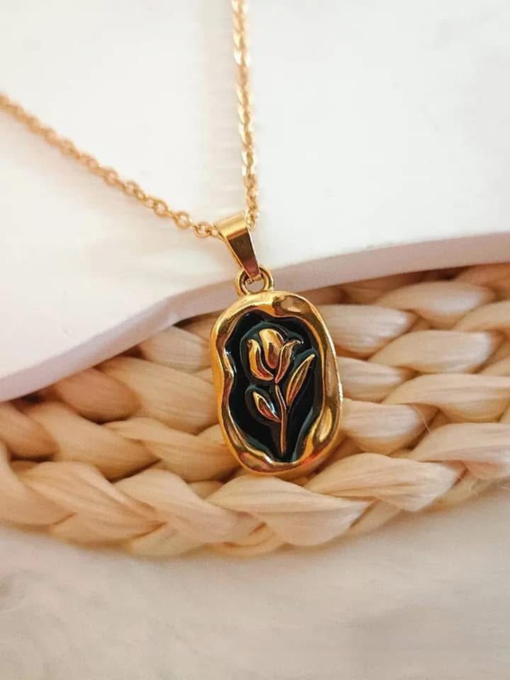 Vintage Flower pendent - Necklace